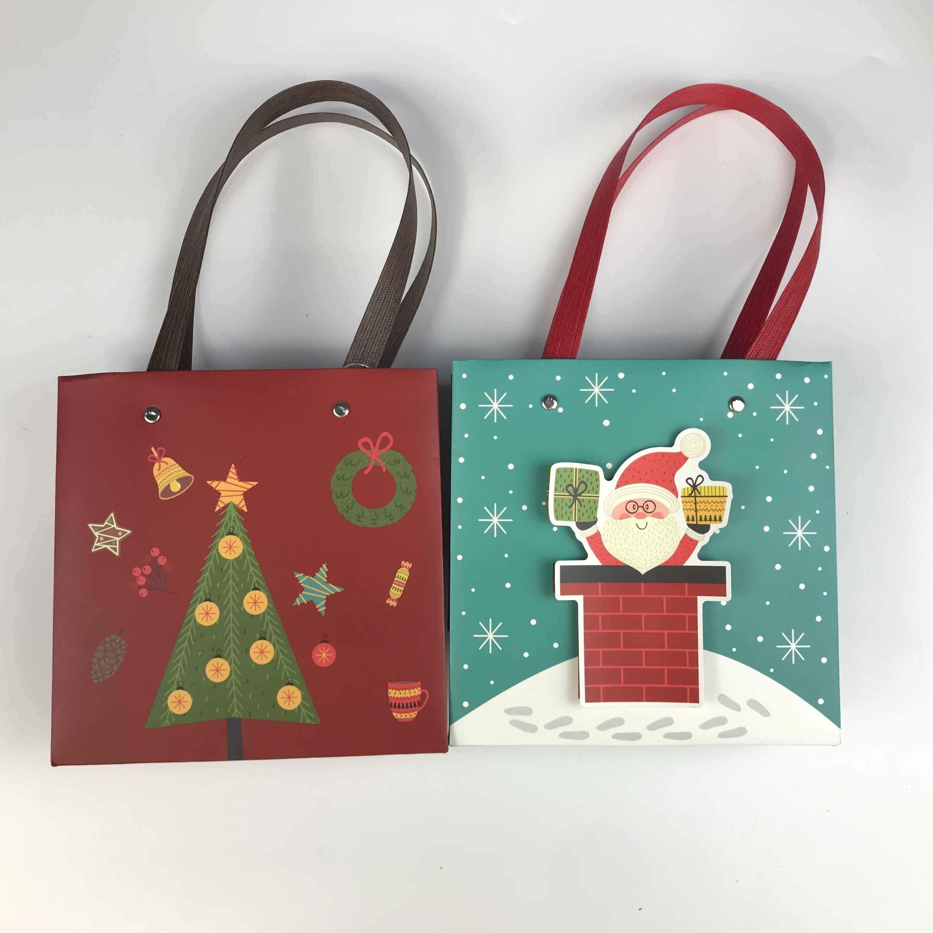 Papieren kerstcadeauzakjes met label